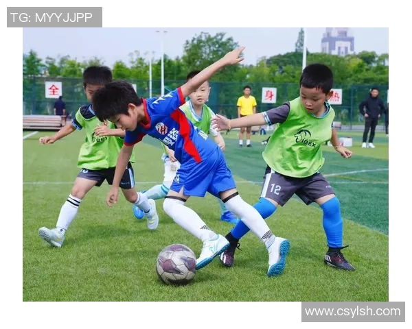 张芳的足球人生：从草地到绿茵场的深度对话与成长故事